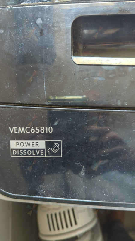 這部惠而浦VEMC系列洗衣機E2故障碼排水失靈，師傅如何在狹小空間精準更換排水泵 💡