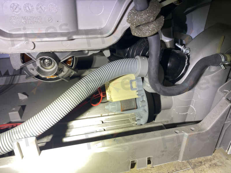 一隻襪子竟令這部Electrolux EWT系列洗衣機完全癱瘓？拆開機底真相大白 🧦