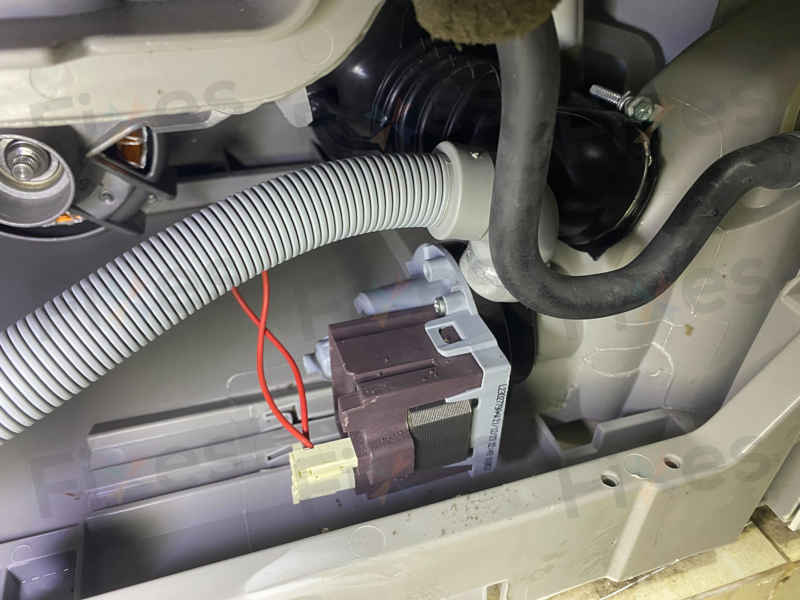 一隻襪子竟令這部Electrolux EWT系列洗衣機完全癱瘓？拆開機底真相大白 🧦