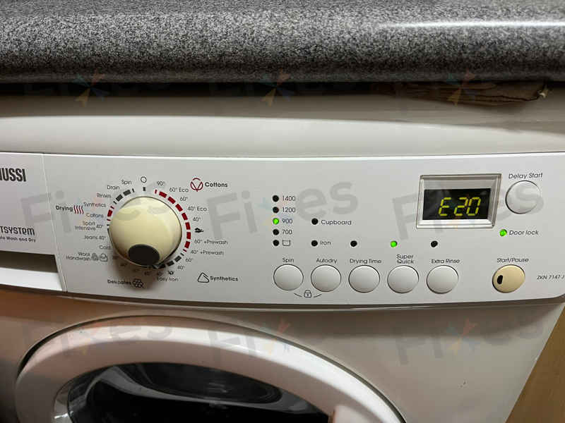 這部Zanussi ZKN系列前置式洗衣機E20故障碼背後，竟是意外的「八達通」作怪 🎯