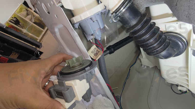 租屋交接最怕這種事:這部Philco PWD系列洗衣機E20故障碼,上一手留下的異物塞爆排水 🧾