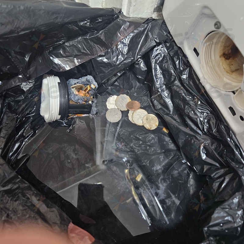 這部飛歌牌PWD系列洗衣機E20排水卡住,師傅拆濾器挖出銀仔寶藏🪙