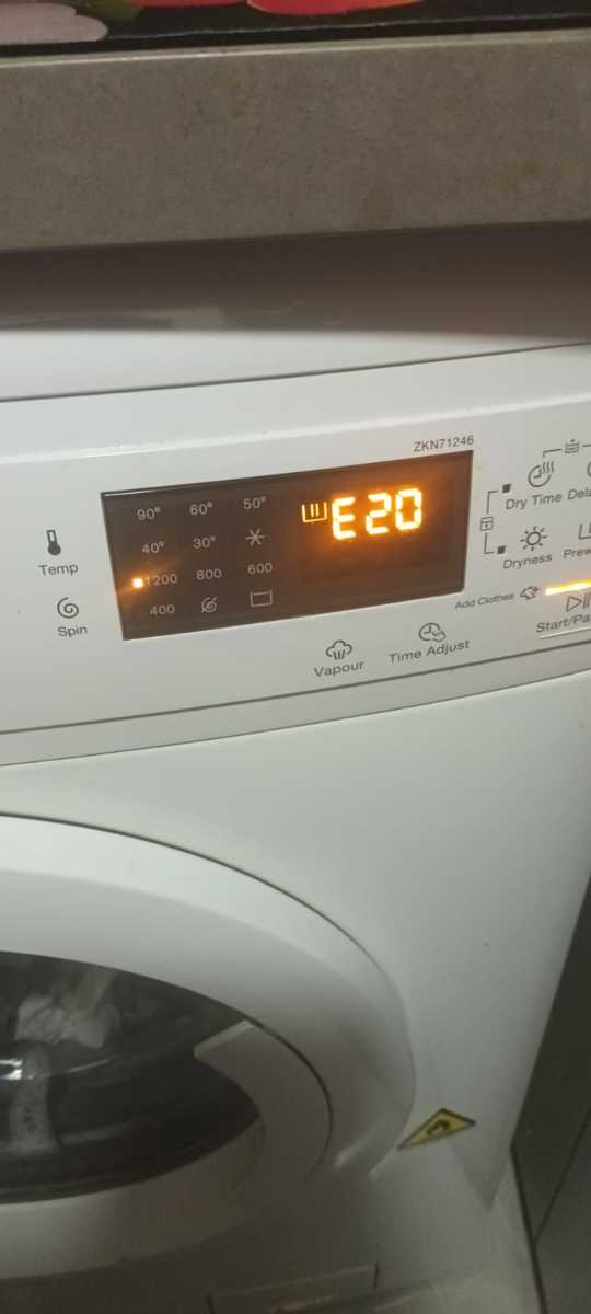 這部Zanussi ZKN系列洗衣機E20故障現場:50支牙線竟成排水主兇🦷