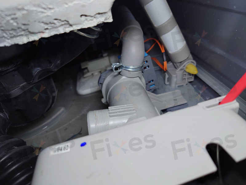 這部Zanussi ZKN系列洗衣機E20故障現場:50支牙線竟成排水主兇🦷