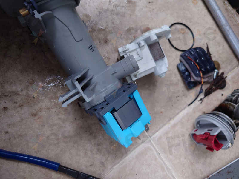 這部Zanussi ZWH系列洗衣機E20停機,師傅清理堵塞並更換排水泵全過程⚙️