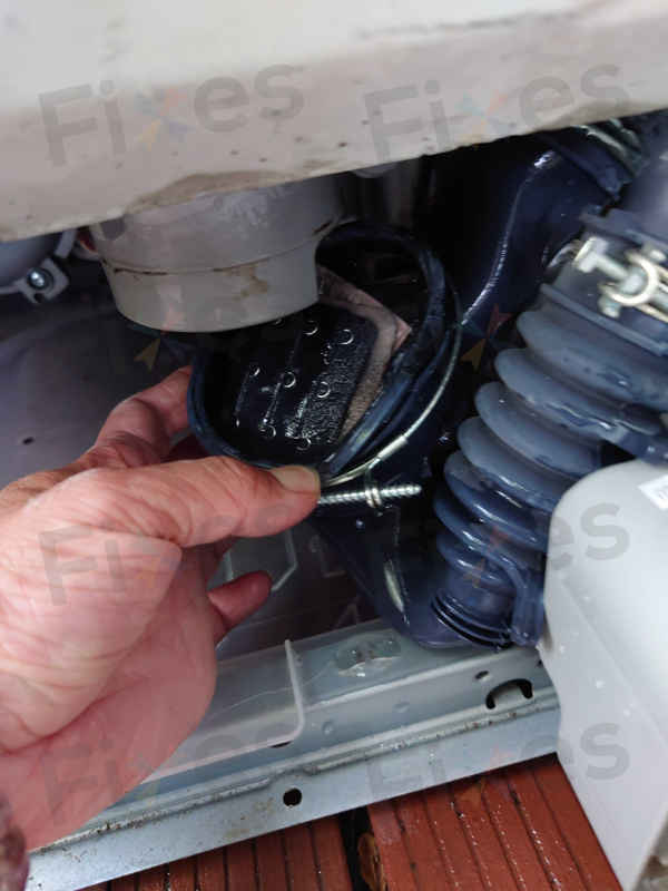 這部Zanussi ZWH系列洗衣機E20停機,師傅清理堵塞並更換排水泵全過程⚙️