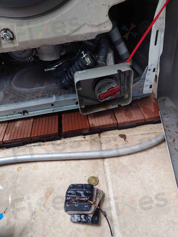 這部Zanussi ZWH系列洗衣機E20停機,師傅清理堵塞並更換排水泵全過程⚙️