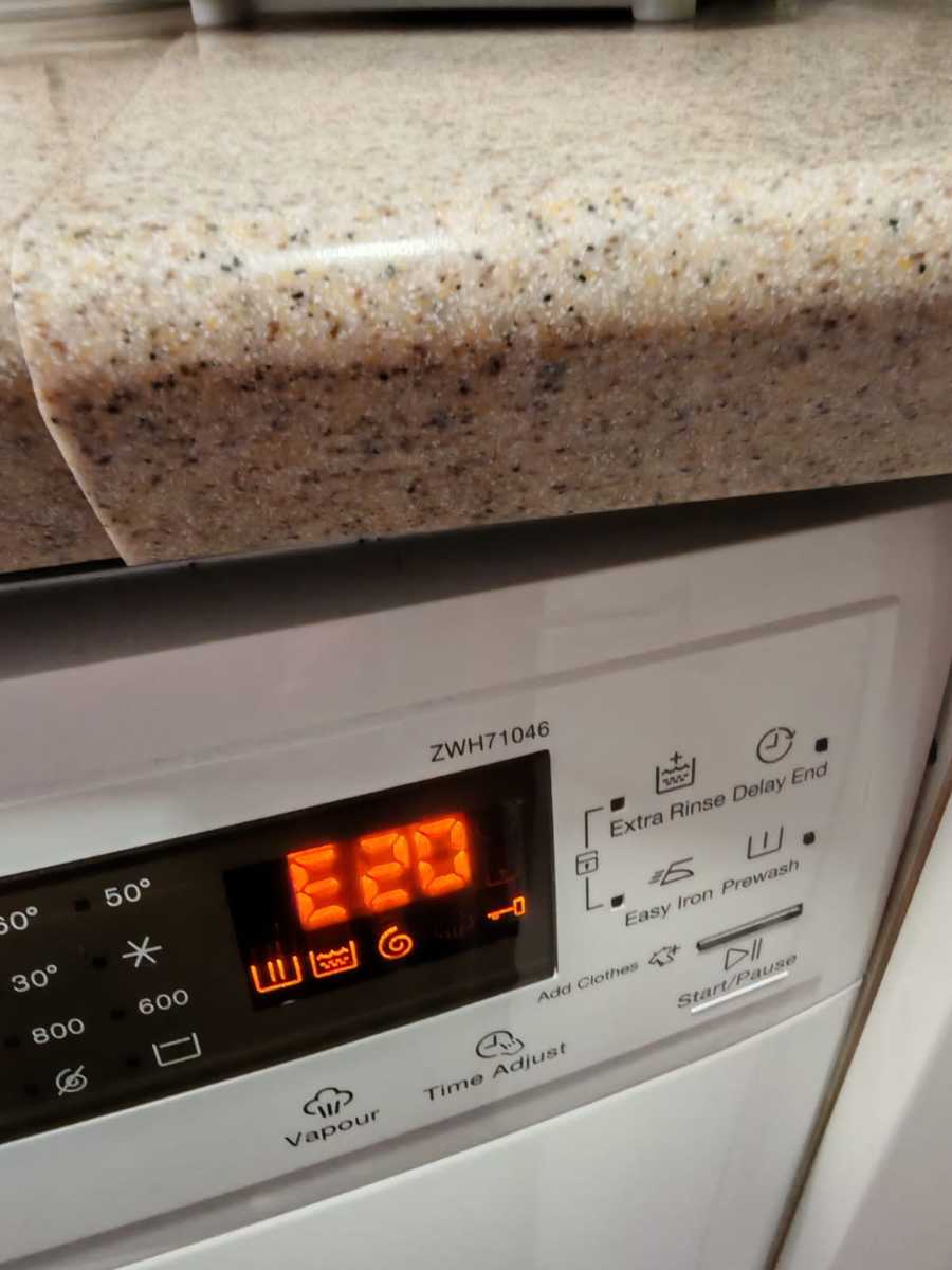 這部Zanussi ZWH系列洗衣機因清潔劑殘留導致E20故障?師傅「啤水」拆解堵塞一幕 🔍