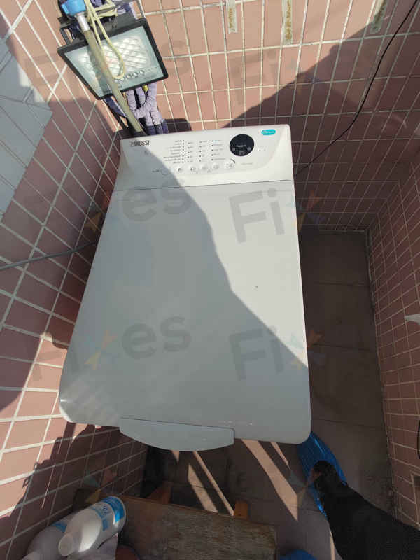 這部Zanussi ZWQ系列洗衣機E20故障碼：洗前檢查口袋避免排水泵堵塞 📝