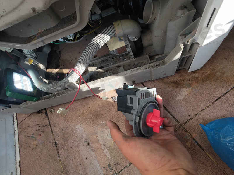 這部Zanussi ZWQ系列洗衣機E20故障碼：洗前檢查口袋避免排水泵堵塞 📝