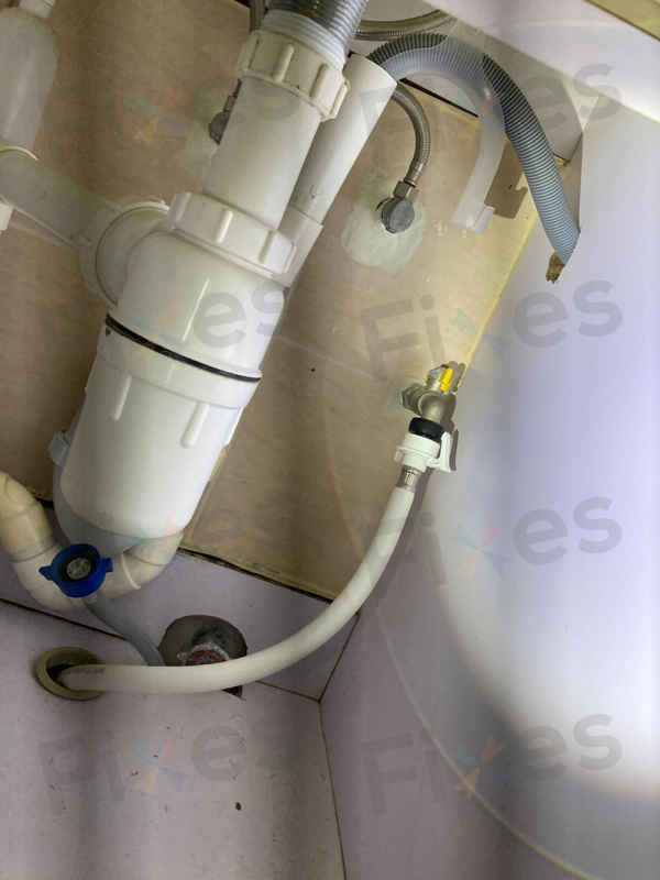 這部Zanussi ZWQ系列洗衣機E20故障碼背後的關鍵：電子板誤判排水問題 🛠️
