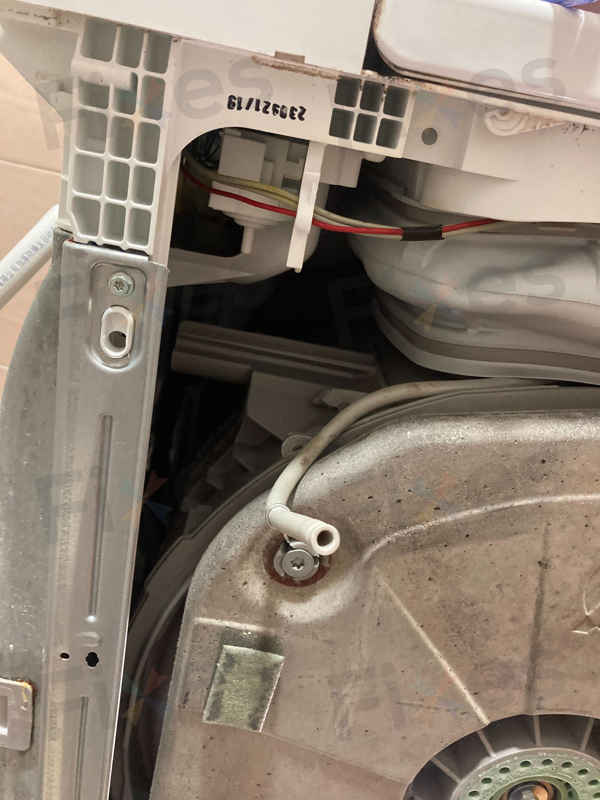 這部Zanussi ZWQ系列洗衣機E20故障碼背後的關鍵：電子板誤判排水問題 🛠️