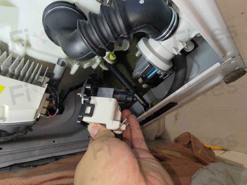 硬幣與纖維堵塞?這部Brandt BWF系列洗衣機E21故障全過程🌀