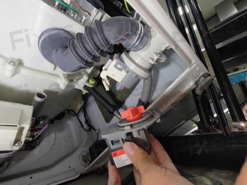 師傅現場拆解：這部Brandt BWF系列洗衣機E21排水問題源於內衣鋼圈 🕵️‍♂️