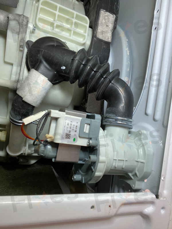 廚房內側卡位難搬動 🧩這部Hitachi BDD系列洗衣機E21不排水終於找出元兇