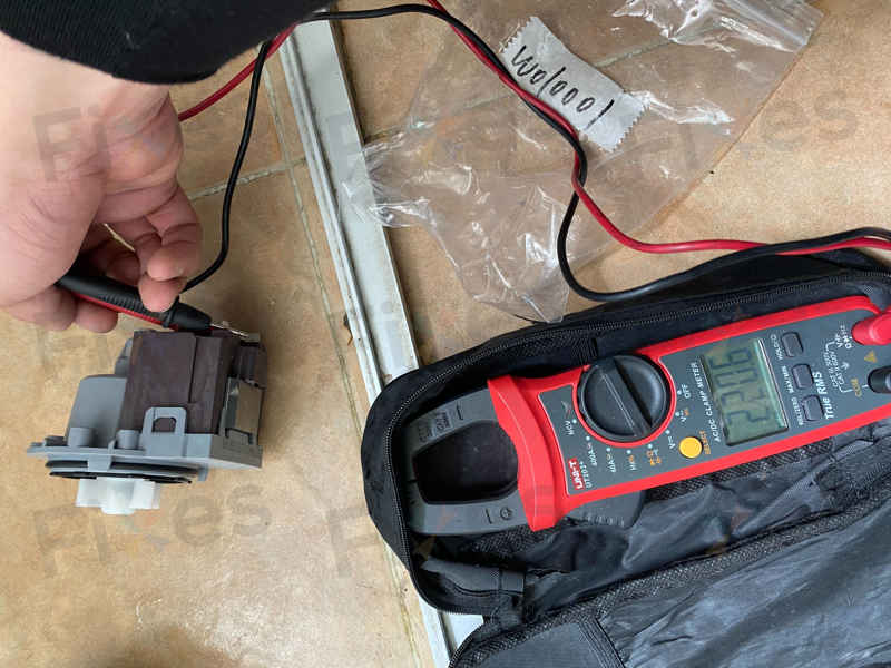 廚房內側卡位難搬動 🧩這部Hitachi BDD系列洗衣機E21不排水終於找出元兇