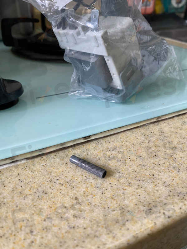 廚房內側卡位難搬動 🧩這部Hitachi BDD系列洗衣機E21不排水終於找出元兇