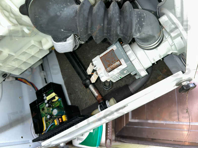 露台洗衣機的隱藏風險：一次E21故障維修的啟示 🌞