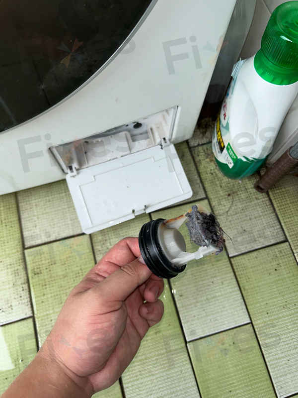 露台洗衣機的隱藏風險：一次E21故障維修的啟示 🌞