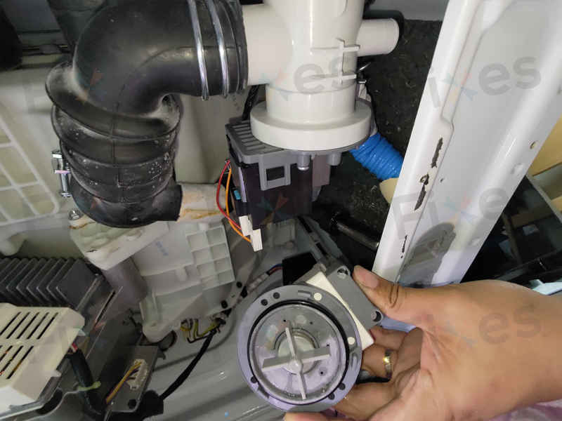 這部Panasonic NAS系列洗衣機為何掛E21後不排水？師傅現場竟發現泳帽卡塞 🧺