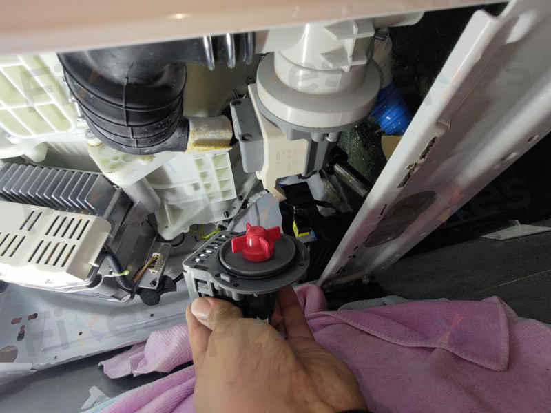 這部Panasonic NAS系列洗衣機為何掛E21後不排水？師傅現場竟發現泳帽卡塞 🧺
