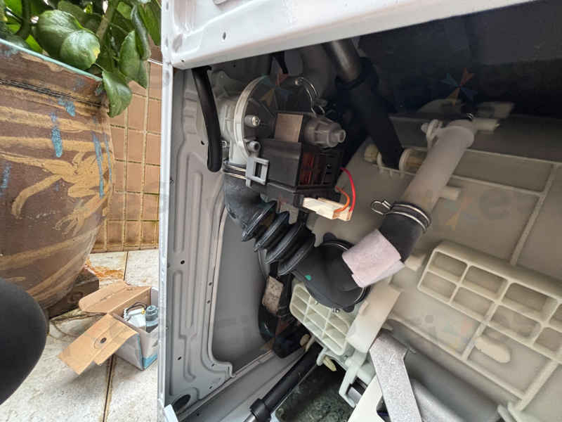 這部西門子WD系列洗衣機E21故障碼竟非雨水惹禍?村屋客戶的排水泵更換實錄 🏠