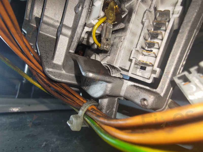 這部西門子WD系列洗衣機E21故障碼現場更換摩打碳刷,恢復運轉如初🤔