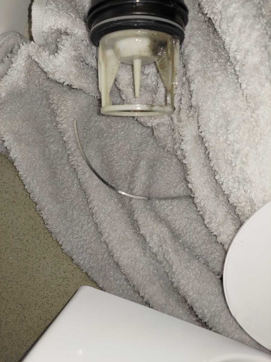 這部西門子WS系列洗衣機E21停擺?竟是內衣鋼圈卡住排水泵 🤔