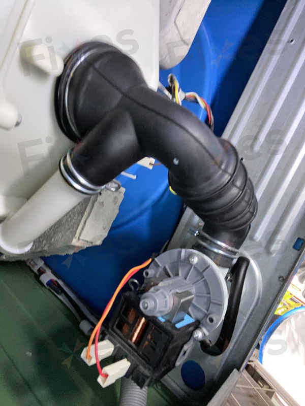 這部東芝TWBK系列洗衣機E21故障碼維修:客人椅子上觀摩師傅排水泵更換全程 🪑