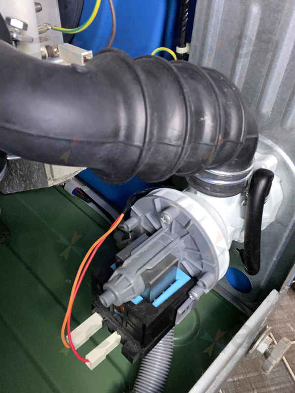 這部東芝TWBK系列洗衣機E21故障碼維修:客人椅子上觀摩師傅排水泵更換全程 🪑
