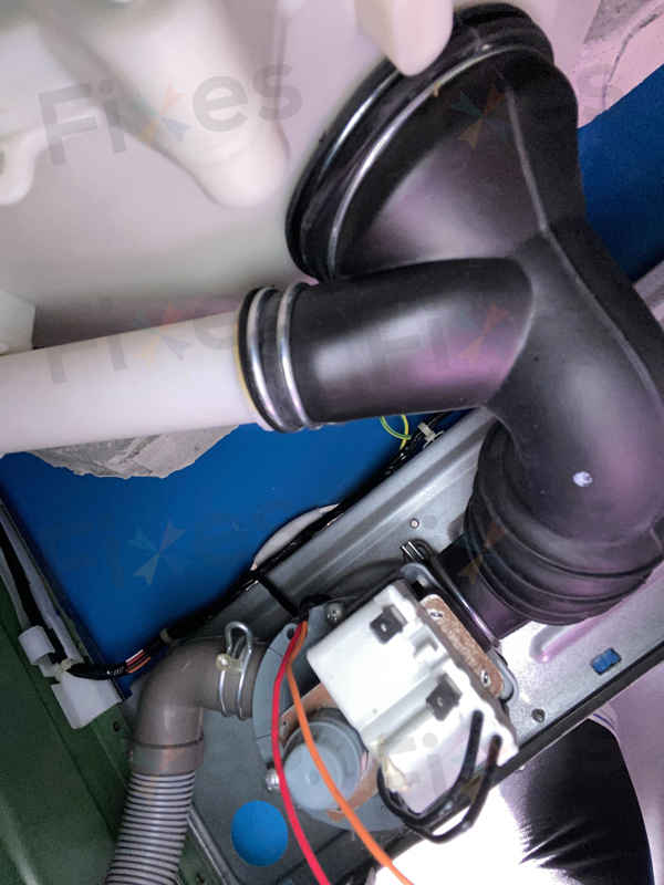 這部東芝TWBK系列洗衣機E21故障碼維修:客人椅子上觀摩師傅排水泵更換全程 🪑