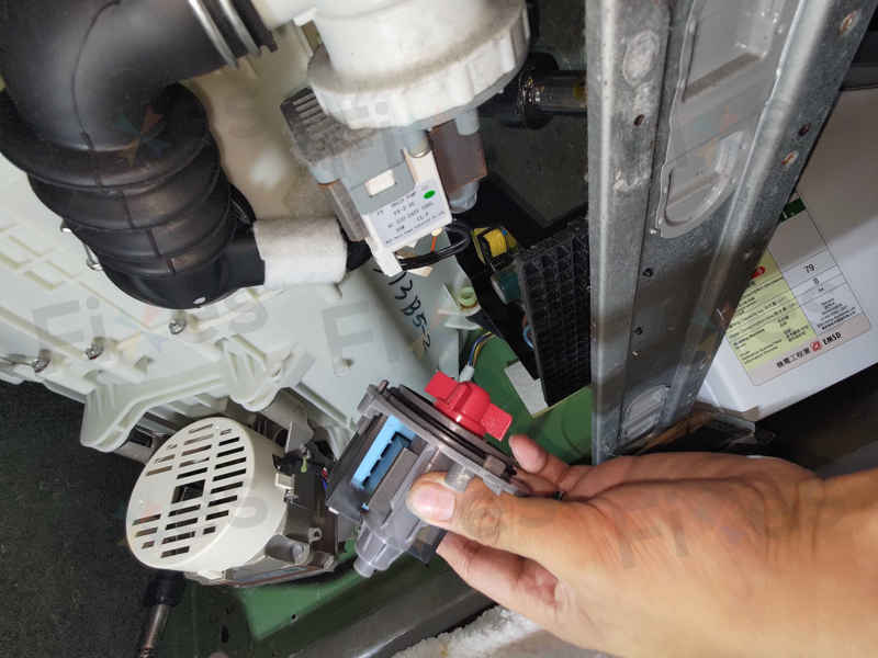 這部東芝洗衣機TWDBH90W4H出現E21故障碼?竟是恤衫衣領膠條惹禍 😱