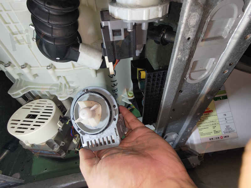 這部東芝洗衣機TWDBH90W4H出現E21故障碼?竟是恤衫衣領膠條惹禍 😱