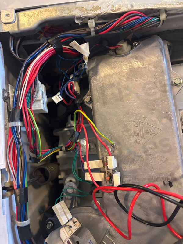 這部Whirlpool WWPU系列洗衣機按下程序鍵瞬間跳E21？線路斷裂背後故事 🤔