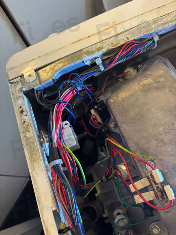 這部Whirlpool WWPU系列洗衣機按下程序鍵瞬間跳E21？線路斷裂背後故事 🤔