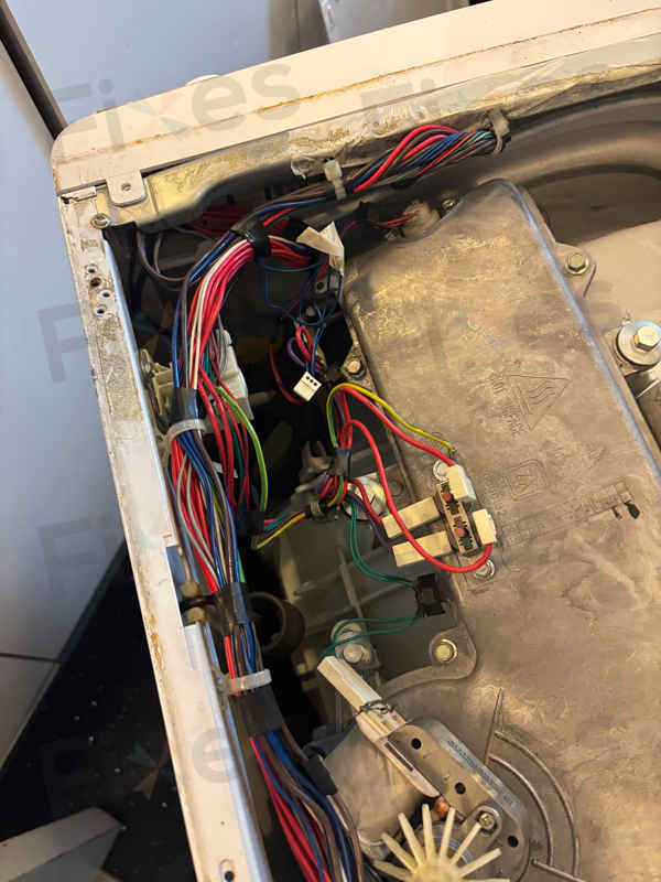 這部Whirlpool WWPU系列洗衣機按下程序鍵瞬間跳E21？線路斷裂背後故事 🤔