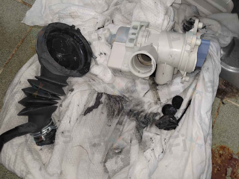 衣袋裡的米粉化身「塞喉元兇」，導致這部西門子WM系列洗衣機顯示E36-10 🥣