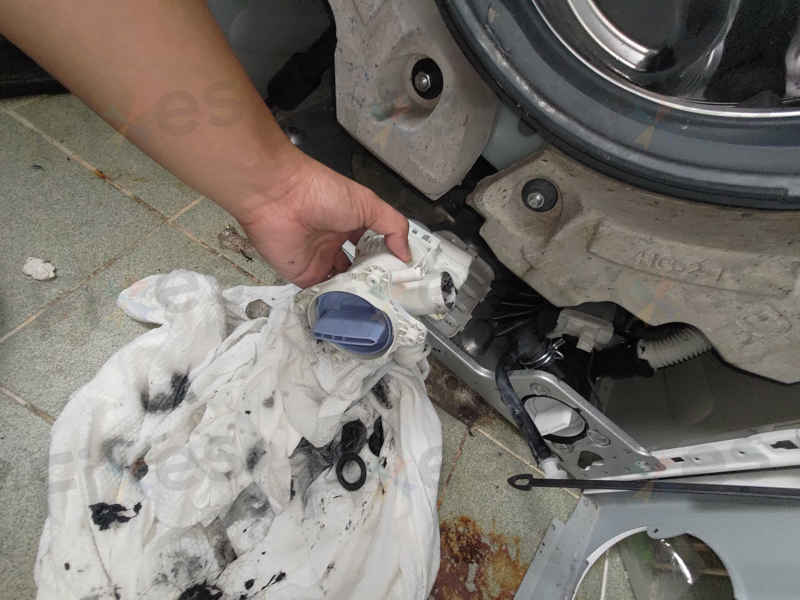 衣袋裡的米粉化身「塞喉元兇」，導致這部西門子WM系列洗衣機顯示E36-10 🥣