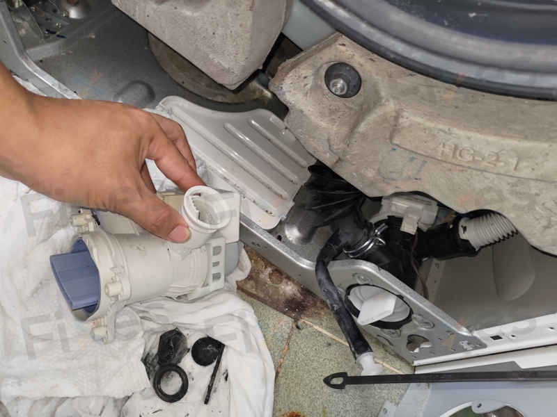 衣袋裡的米粉化身「塞喉元兇」，導致這部西門子WM系列洗衣機顯示E36-10 🥣