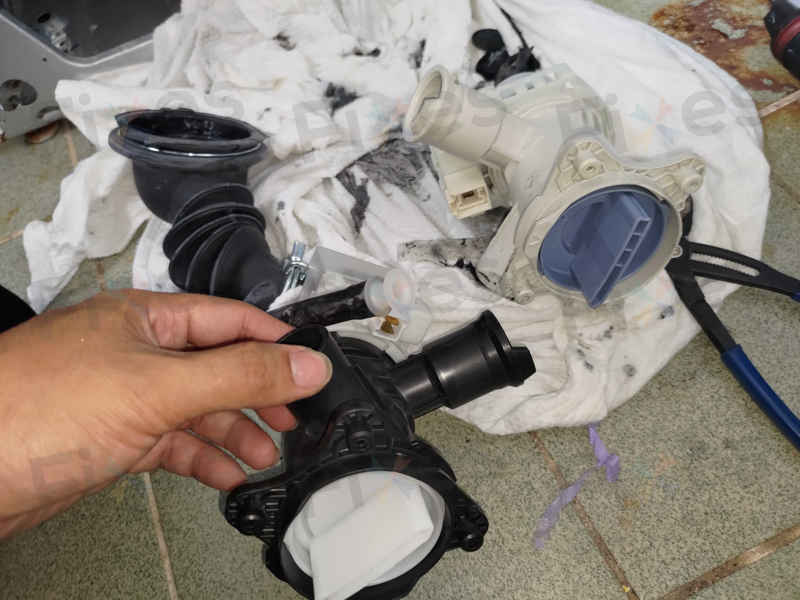 衣袋裡的米粉化身「塞喉元兇」，導致這部西門子WM系列洗衣機顯示E36-10 🥣