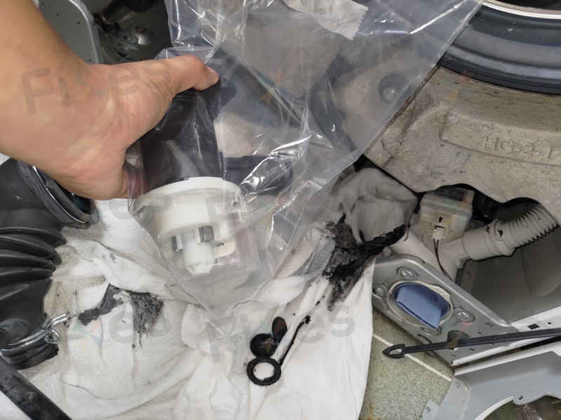 衣袋裡的米粉化身「塞喉元兇」，導致這部西門子WM系列洗衣機顯示E36-10 🥣