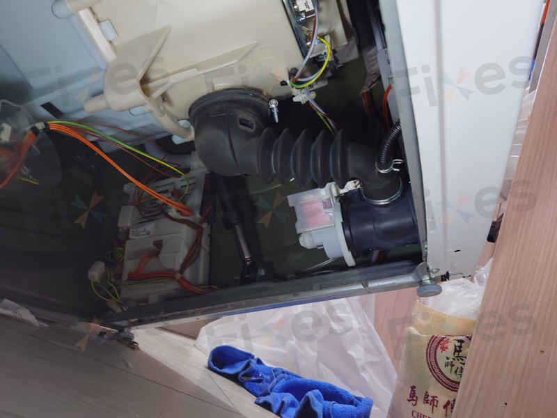 為何這部西門子WM系列洗衣機時間凍結在最後一分鐘?狹窄廚房維修揭秘 ⏰