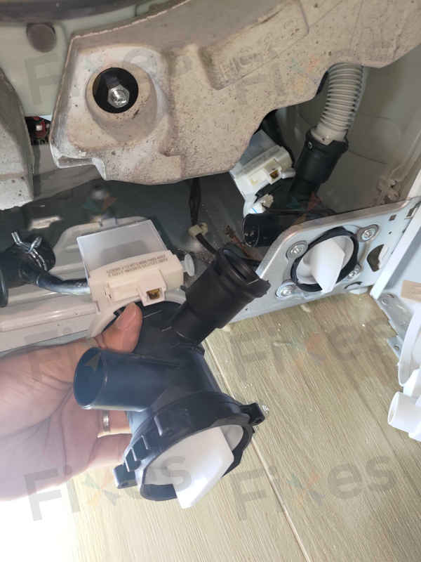 鄧小姐這部西門子洗衣機E36故障碼修復過程：街邊師傅留下三個嚴重問題 ⚠️