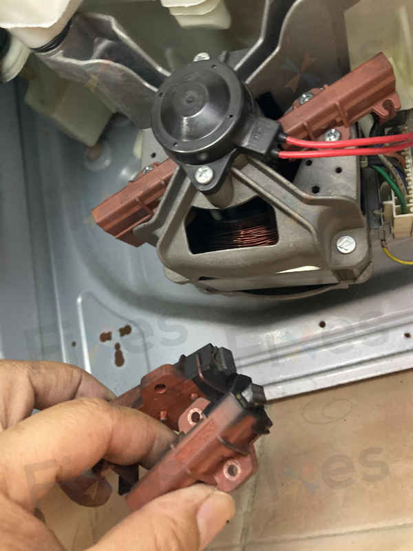 洗衣中E60故障停擺，這部Brandt BWF系列洗衣機碳刷為何全耗盡？🤔