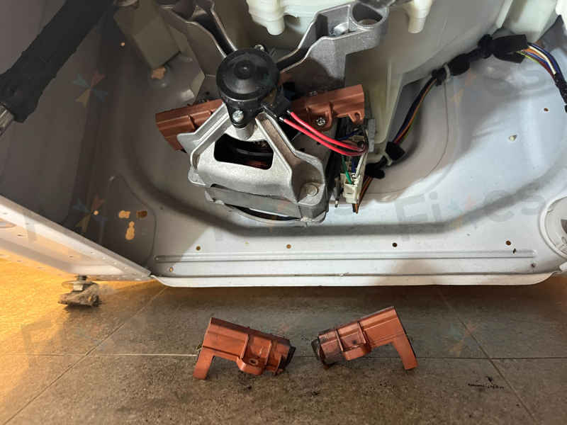 出現故障碼E60，摩打碳刷問題😰Zanussi金章牌前置式洗衣機 ZWM1007