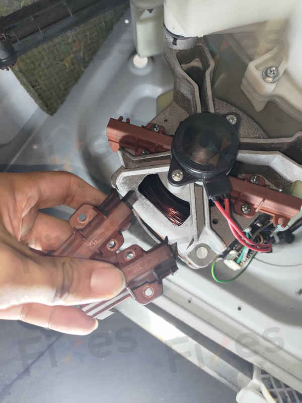 這部Brandt BWF系列洗衣機顯示E61故障碼無法轉動,碳刷磨耗竟已見底🌀