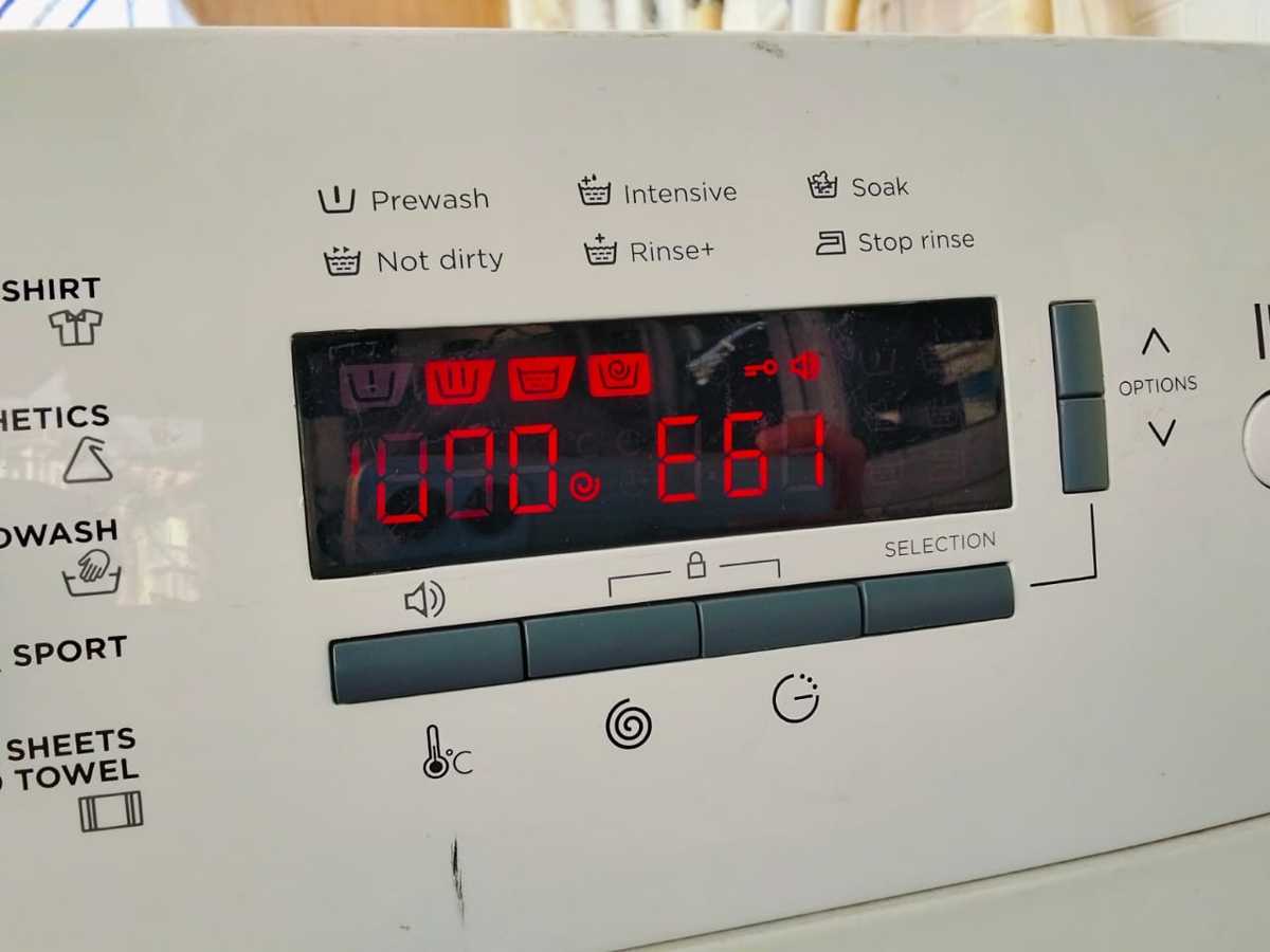 這部Brandt BWF系列洗衣機顯示E61故障碼無法轉動,碳刷磨耗竟已見底🌀