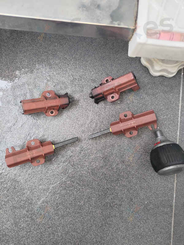 這部Brandt BWF系列洗衣機顯示E61故障碼無法轉動,碳刷磨耗竟已見底🌀