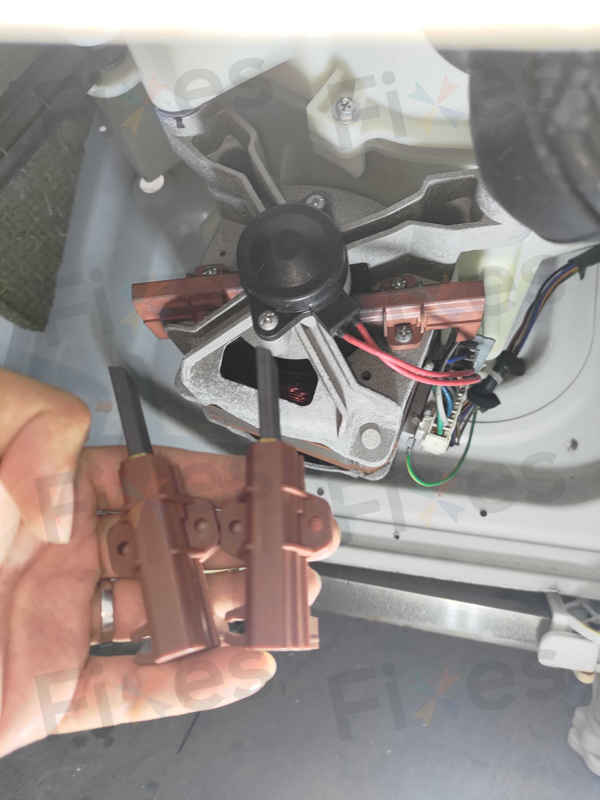 這部Brandt BWF系列洗衣機顯示E61故障碼無法轉動,碳刷磨耗竟已見底🌀