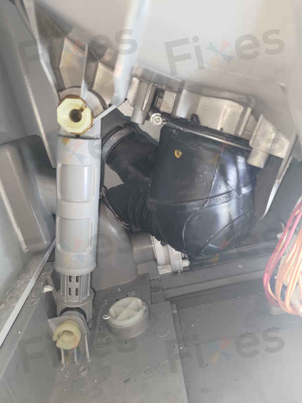 這部伊萊克斯EW系列洗衣機突然停擺,EA0故障碼背後的嬰兒毛巾尋寶記 🧩